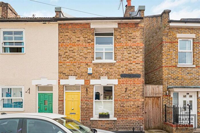 2 Bedroom End Of Terrace House For Sale In Primrose Avenue, Enfield, EN2