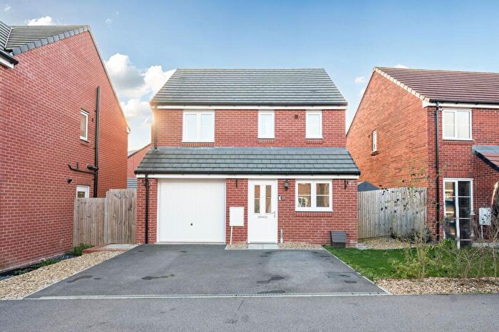 3 Bedroom Detached House For Sale In Longspee Lane, Salisbury, SP2