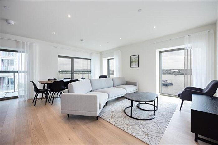 3 Bedroom Flat To Rent In /Docker Building, E16