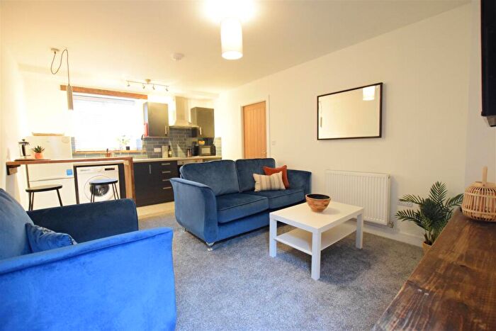 1 Bedroom Apartment To Rent In Apt Gothic House - Student Apartment - /, LN5