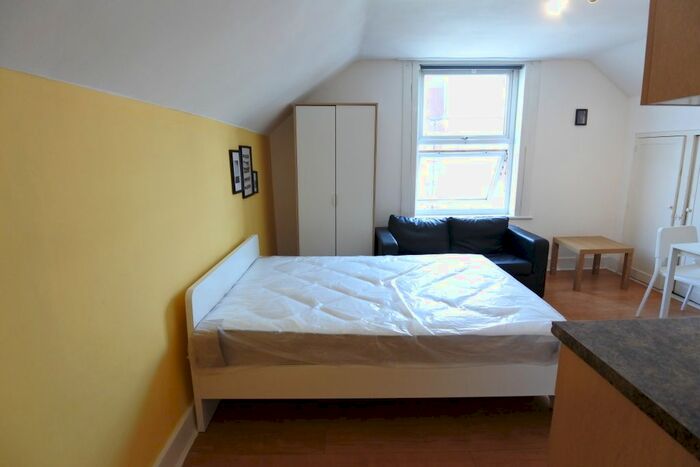 Studio To Rent In Walm Lane, Willesden Green, NW2