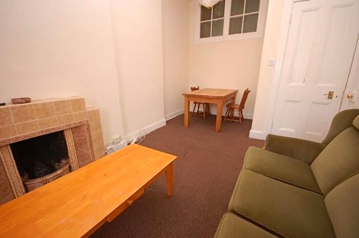 4 Bedroom Flat To Rent In Marchmont Road, Edinburgh, EH9