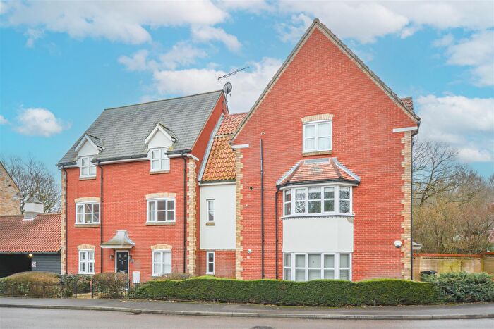 2 Bedroom Apartment For Sale In Bramble Tye, Laindon, Basildon, SS15