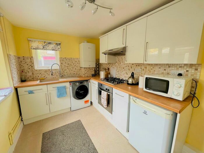 2 Bedroom House To Rent In Holness Road, Stratford, E15