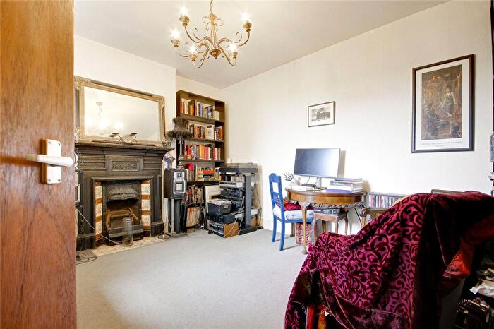 1 Bedroom Apartment For Sale In Coniston Road, London, N10