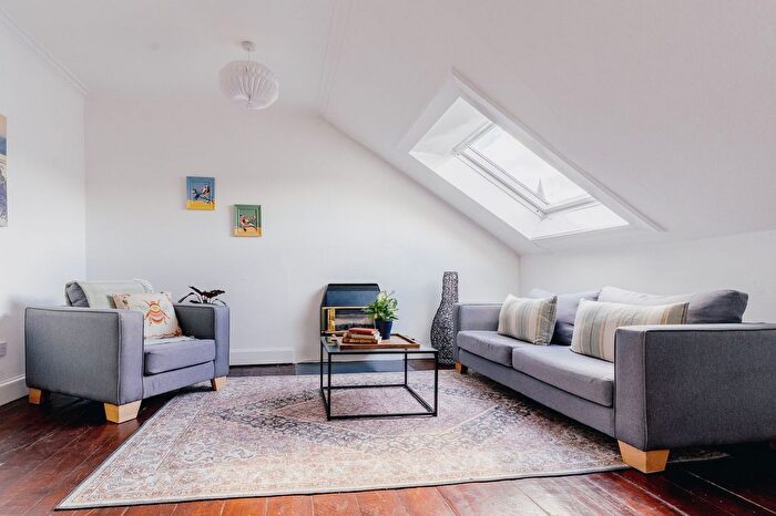 1 Bedroom Flat For Sale In Raeburn Place, Edinburgh, EH4