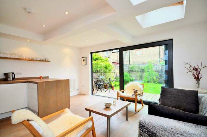 2 Bedroom Flat To Rent In Grayshott Road, Battersea, London, SW11