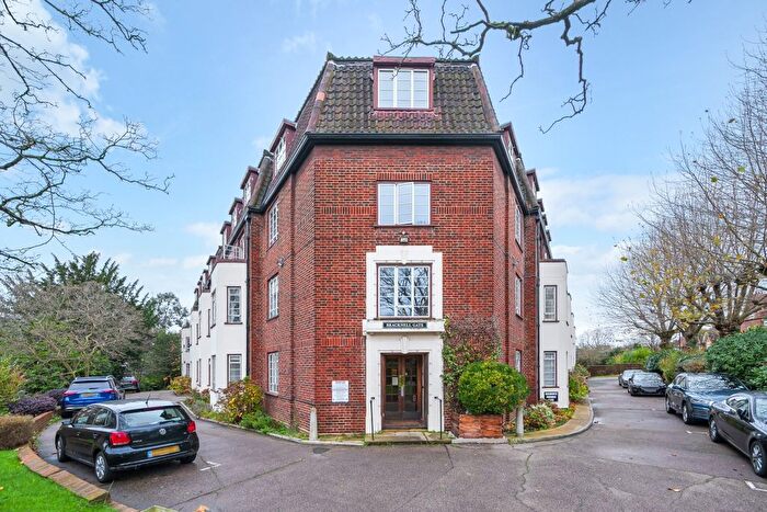 3 Bedroom Flat To Rent In Frognal Lane, London, NW3