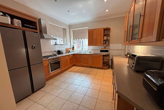 4 Bedroom Semi-Detached House To Rent In North End Road, Golders Green, NW11