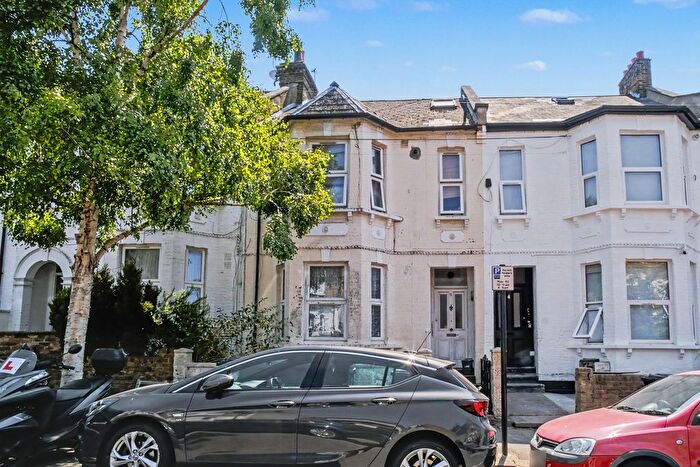 1 Bedroom Flat For Sale In Birkbeck Avenue, London, W3