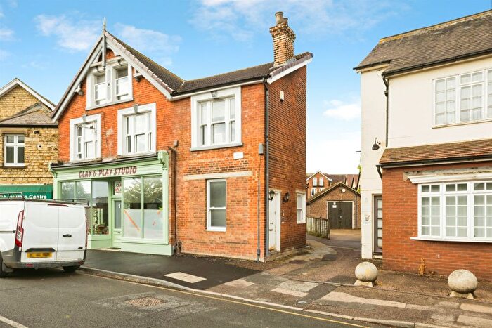 2 Bedroom Flat For Sale In Yattendon Road, Horley, RH6