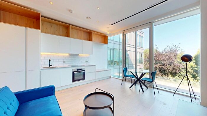 1 Bedroom Flat To Rent In Great West Road, Brentford, TW8