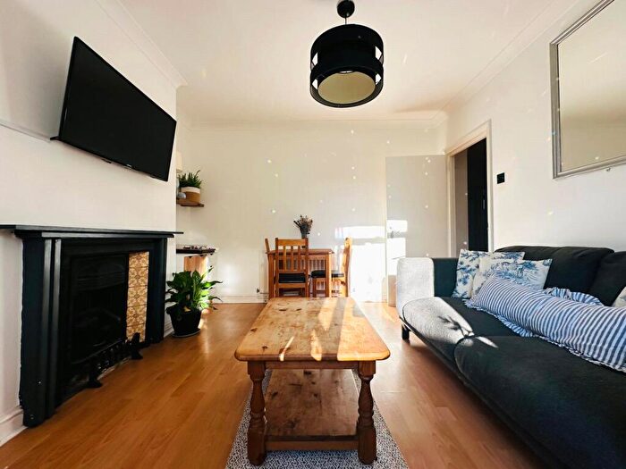2 Bedroom Flat For Sale In Rutland Park, London, SE6