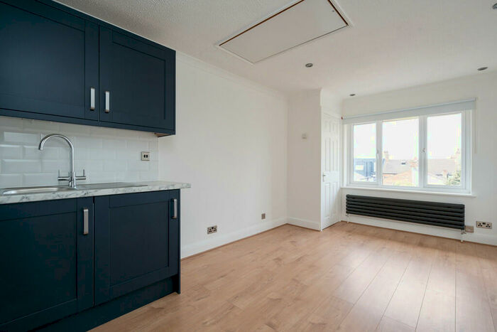 1 Bedroom Apartment To Rent In West Avenue, Walthamstow, E17