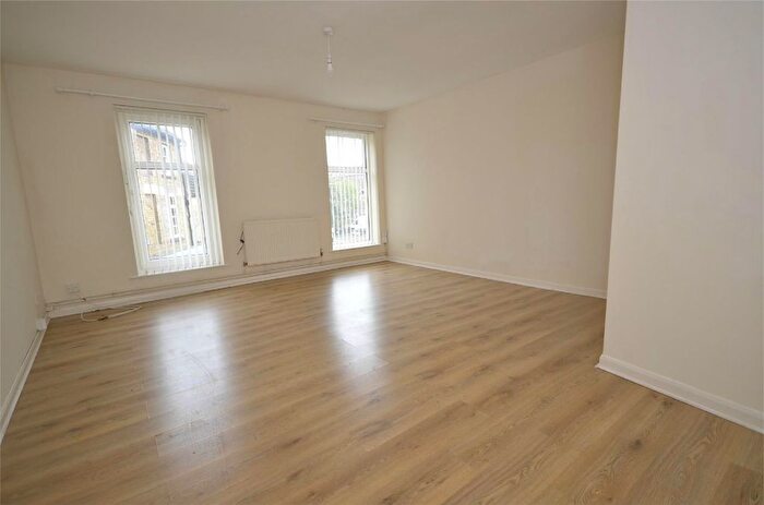 2 Bedroom Flat To Rent In High Street, Raunds, Northamptonshire, NN9