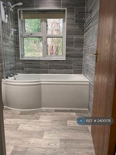 2 Bedroom Flat To Rent In Sheppards Close, Newport Pagnell, MK16