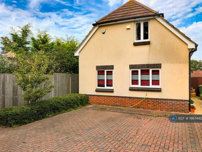 3 Bedroom Detached House To Rent In Saxon Close, Poole, BH15