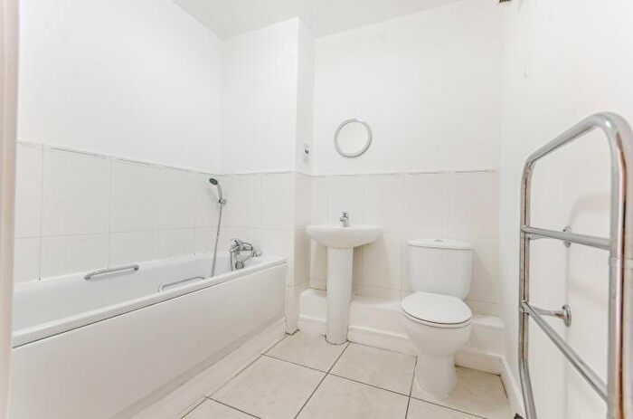 2 Bedroom Flat For Sale In Damask Court, Cleeve Way, Sutton, Surrey, SM1