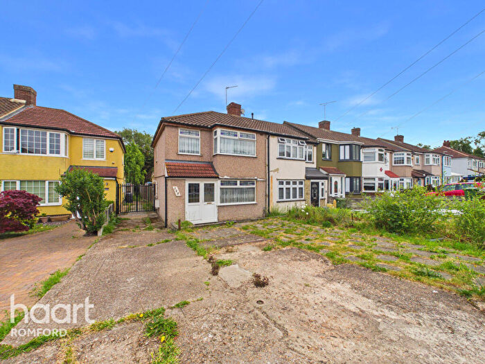 3 Bedroom End Of Terrace House For Sale In Eastbrook Drive, Romford, RM7