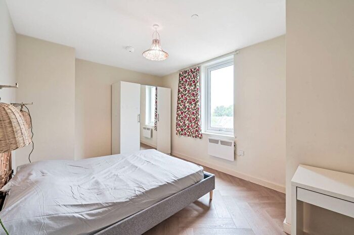 2 Bedroom Flat To Rent In Ballards Lane, Church End, London, N3