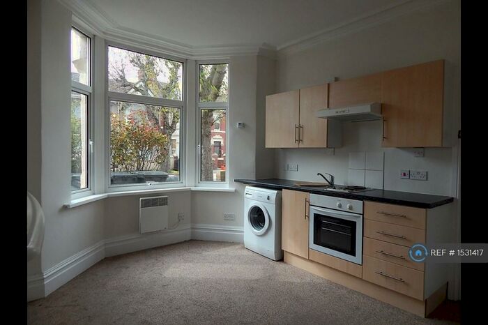 1 Bedroom Flat To Rent In County Road, Swindon, SN1