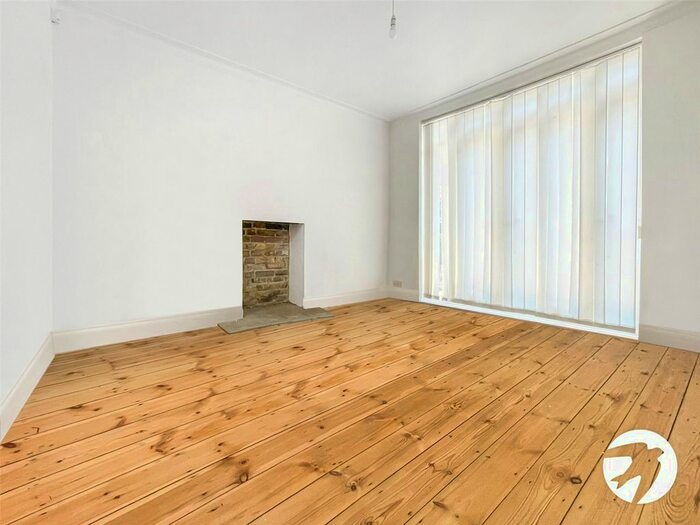 3 Bedroom End Of Terrace House To Rent In Westmount Avenue, Chatham, Kent, ME4