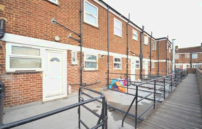 3 Bedroom Flat To Rent In Beaconsfield Parade, London SE9