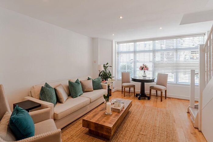 3 Bedroom Mews To Rent In Montagu Mews West, Marylebone, London, W1H