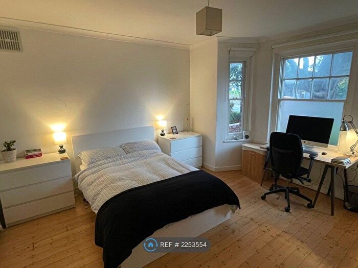 3 Bedroom Flat To Rent In Clapham Court, London, SW4