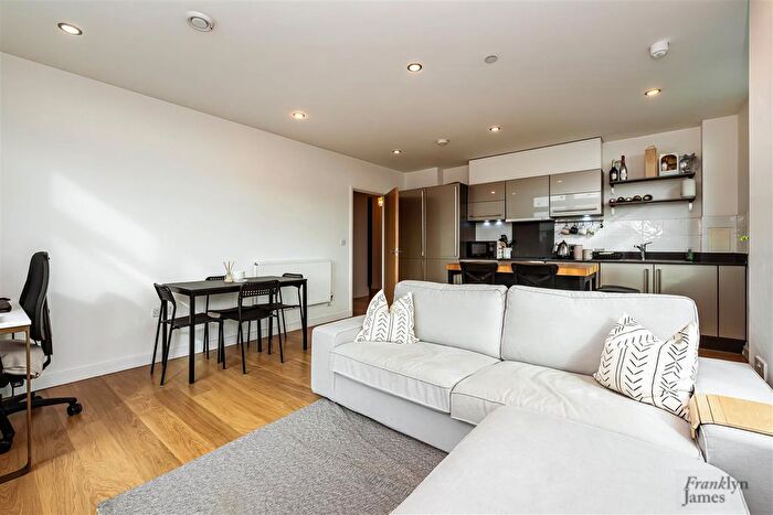 2 Bedroom Flat To Rent In Iona Tower, Ross Way, London, E14
