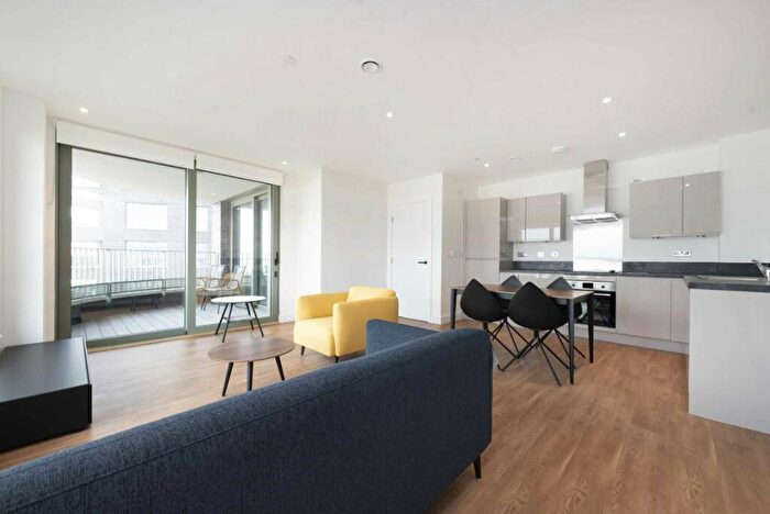 2 Bedroom Flat To Rent In Union Way, Willesden Junction, NW10