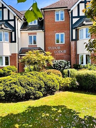 2 Bedroom Flat To Rent In Tudor Lodge, B92
