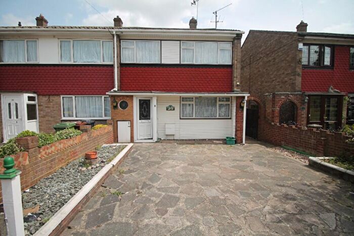 3 Bedroom End Of Terrace House To Rent In Fambridge Road, Dagenham, London, RM8