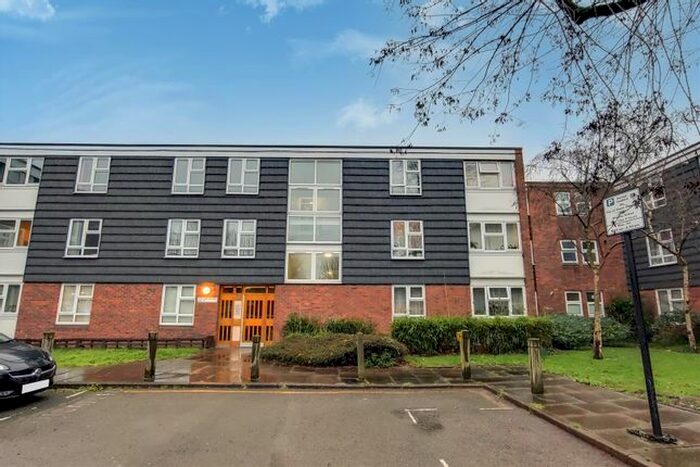 3 Bedroom Flat To Rent In Falcon Grove, London, SW11