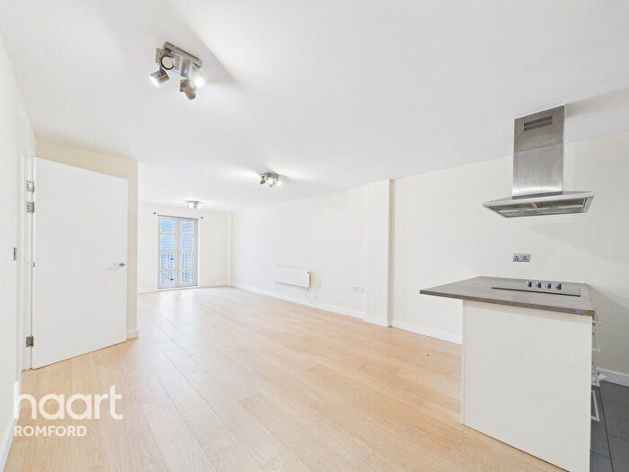 2 Bedroom Apartment For Sale In Hazeleigh House, Romford, RM1