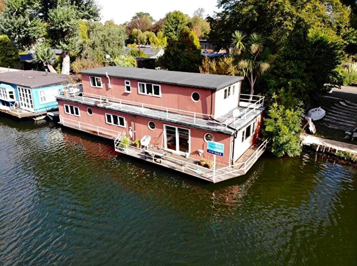 4 Bedroom Houseboat For Sale In Taggs Island, Hampton, TW12