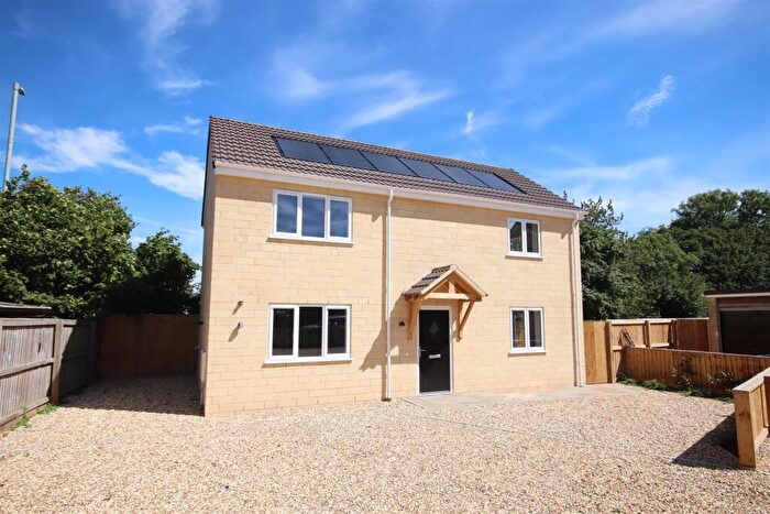 3 Bedroom Detached House For Sale In York Close, Chippenham, SN14