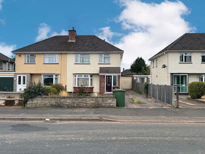 3 Bedroom Semi-Detached House For Sale In Oldbury Road, Worcester, WR2