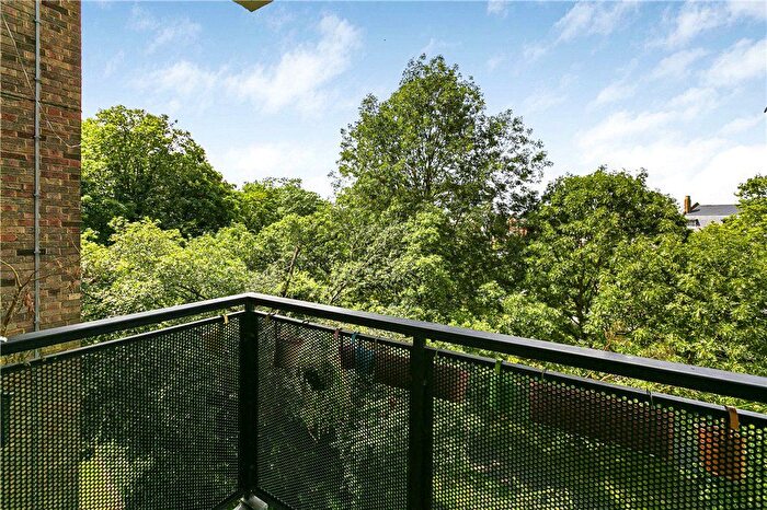 2 Bedroom Flat To Rent In Deepdene Gardens, London, SW2