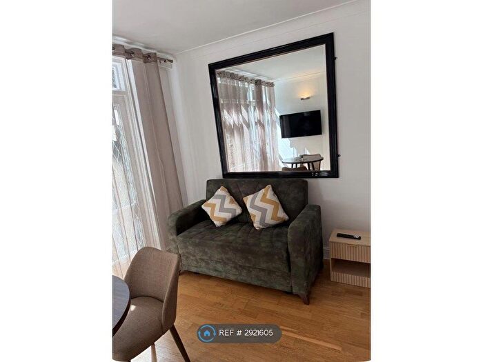 Studio To Rent In Court Royal, London, SW15