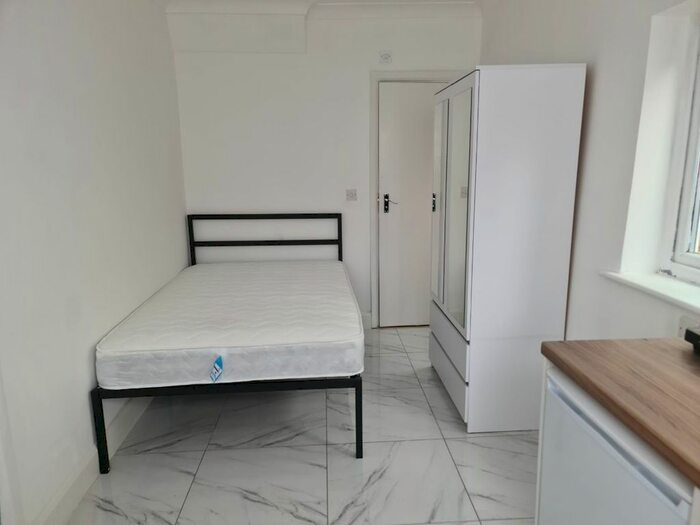 Studio To Rent In Park Avenue North, Willesden Green, NW10