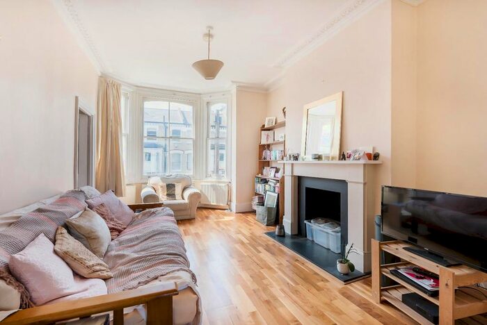 2 Bedroom Flat To Rent In Almeric Road, London, SW11