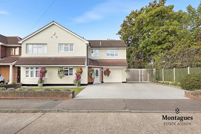 4 Bedroom Detached House For Sale In All Saints Close, Chigwell, IG7