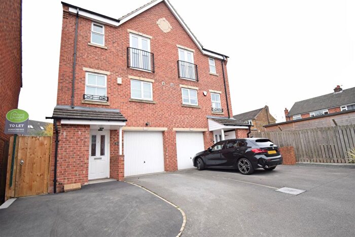 4 Bedroom Town House To Rent In Primrose Way, Horbury, Wakefield, WF4