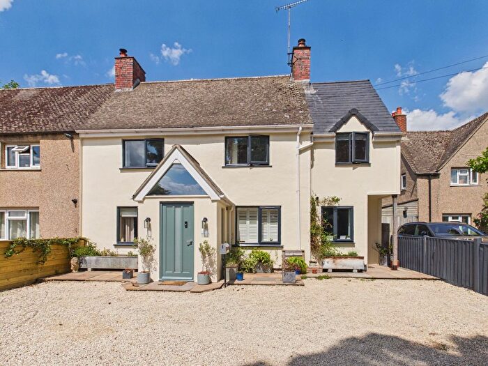 4 Bedroom Semi-detached House For Sale In Peartree Close, Milton Under Wychwood, OX7