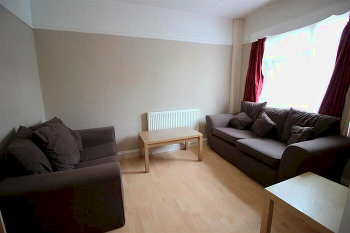 4 Bedroom Semi-Detached House To Rent In New Peachey Lane, Uxbridge, , UB8