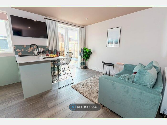 2 Bedroom Flat To Rent In Holdenhurst Road, Bournemouth, BH8