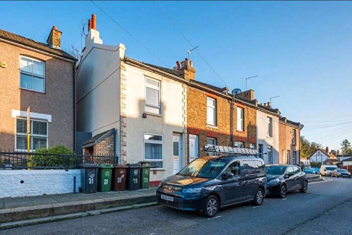 3 Bedroom End Of Terrace House For Sale In Mount Pleasant Road, Dartford, DA1
