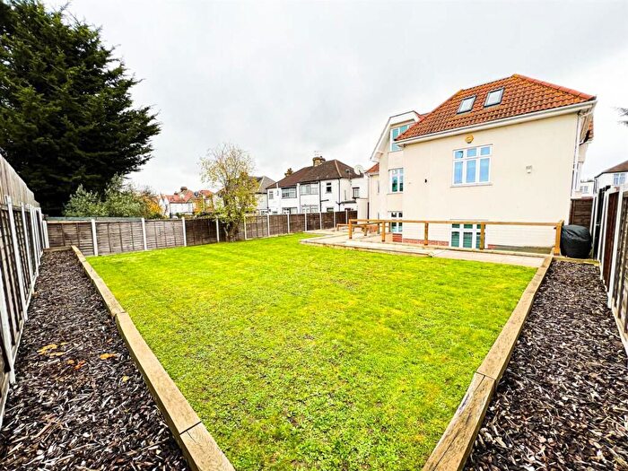 2 Bedroom Flat For Sale In Glebelands Avenue, London, E18