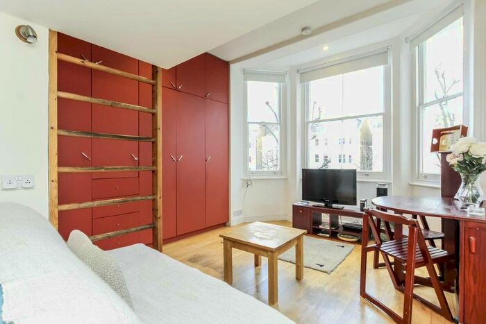 Studio To Rent In Colville Gardens, London, W11